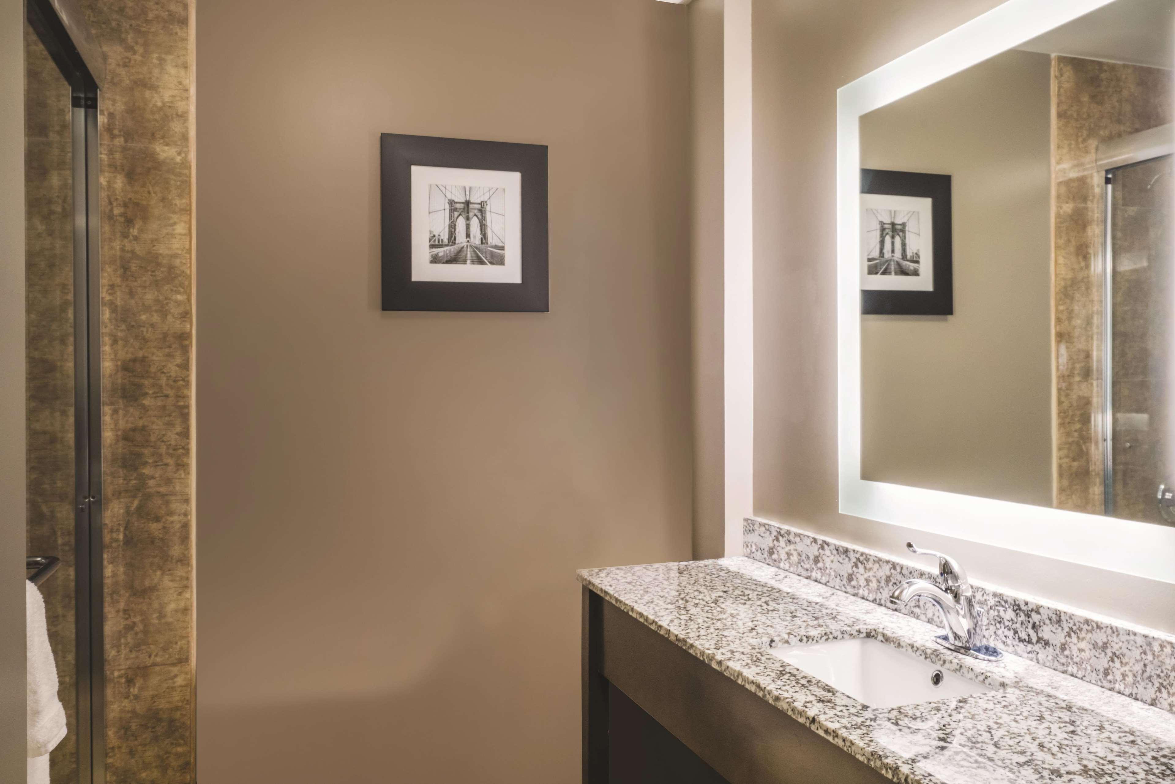 La Quinta By Wyndham Brooklyn Central New York Exterior photo